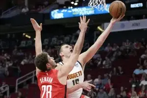 Jokic realiza su triple-doble número 100 y Denver vence a Rockets