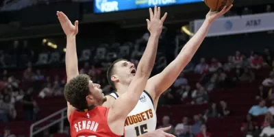 Jokic realiza su triple-doble número 100 y Denver vence a Rockets