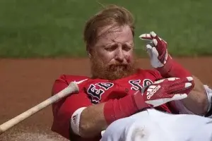 Justin Turner sale de juego tras ser golpeado en la cabeza