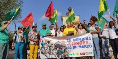 En Santiago, Alianza País, Frente Amplio, FR, PCT y Gentío, realizan ofrenda a Héroes del 30 marzo