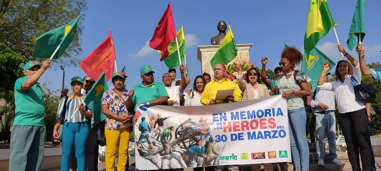 En Santiago, Alianza País, Frente Amplio, FR, PCT y Gentío, realizan ofrenda a Héroes del 30 marzo