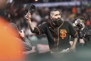 Sergio Romo se retira como Gigante tras lanzar por última vez