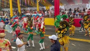 Grupos carnavaleros llenan de colorido el malecón con el Desfile Nacional del Carnaval