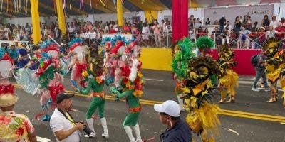 Grupos carnavaleros llenan de colorido el malecón con el Desfile Nacional del Carnaval
