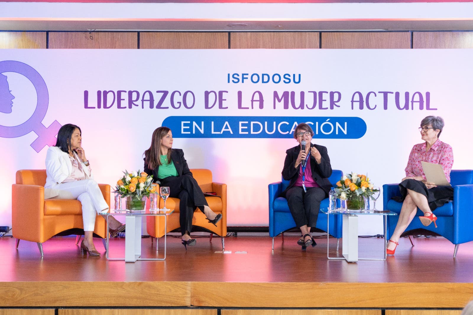 ISFODOSU conmemora 8 de marzo con panel sobre liderazgo de mujeres en Educación