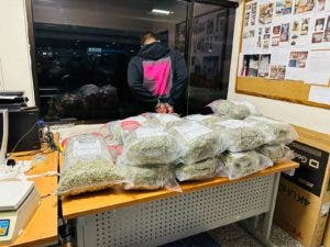 Autoridades incautan en aeropuerto 34 paquetes de marihuana y apresan estadounidense