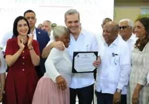 Presidente Abinader encabeza entrega de 719 títulos de propiedad en Azua