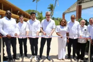 Presidente inaugura reconstrucción de dos plazas de vendedores en playa Guayacanes