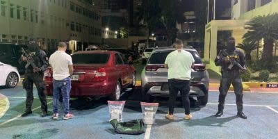 DNCD apresados hombres y ocupa 10 paquetes de cocaína en Boca Chica