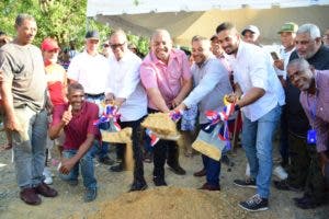 Alcalde José Andújar deja iniciado la construcción de las aceras y contenes en Villa Carolina