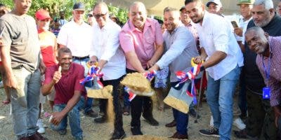 Alcalde José Andújar deja iniciado la construcción de las aceras y contenes en Villa Carolina