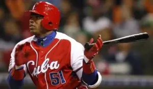 Yoenis Céspedes deja la concentración de Cuba por problemas personales