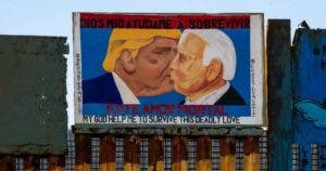 Biden y Trump se besan en pintura de protesta en muro fronterizo de México