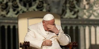El papa está interno por problemas respiratorios
