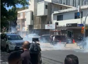 Policía dispersa marcha de peledeistas con bombas lacrimógenas próximo a ...