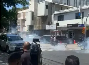 Policía dispersa marcha de peledeistas con bombas lacrimógenas próximo a Palacio de Justicia