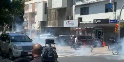Policía dispersa marcha de peledeistas con bombas lacrimógenas próximo a Palacio de Justicia