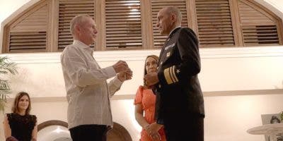 Francia condecora con su más alta distinción al presidente de la DNCD, vicealmirante Cabrera Ulloa