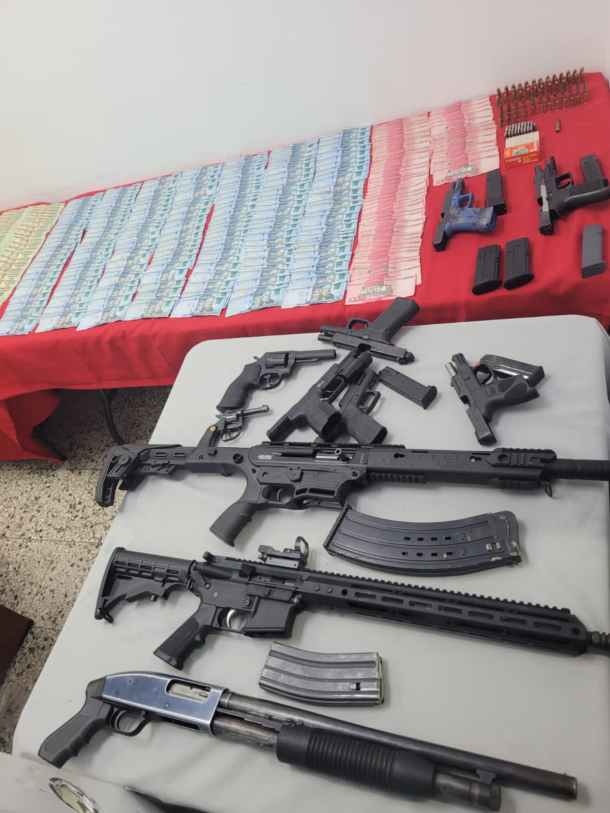 Autoridades desmantelan organización criminal en SDO; ocupan más RD$ 2 millones y armas de alto calibre