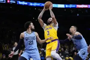 Davis lleva a los Lakers a vencer a Grizz sin Ja Morant