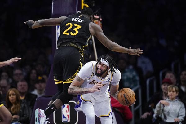 Davis lidera a Lakers sobre Warriors en regreso de Curry