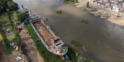 Medio Ambiente localiza nueve barcos hundidos en ríos Ozama e Isabela; reflotan uno