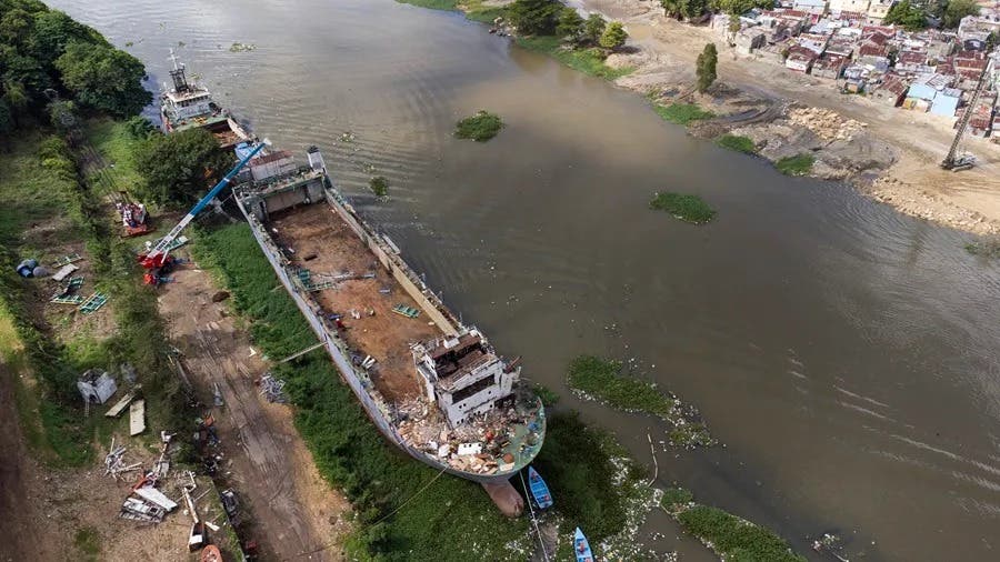 Medio Ambiente localiza nueve barcos hundidos en ríos Ozama e Isabela; reflotan uno