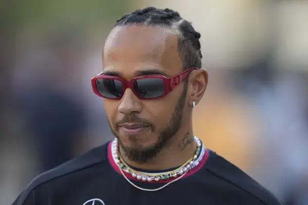 Hamilton autorizado para correr en Bahréin tras inspección de joyas