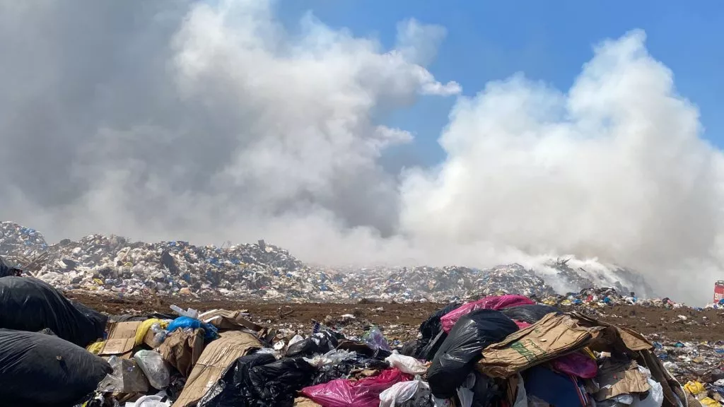 Incendio en vertedero de Jarabacoa  provoca gran humareda