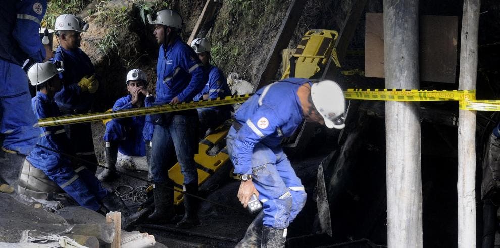 Al menos cuatro mineros muertos y 17 atrapados por explosión en mina en Colombia