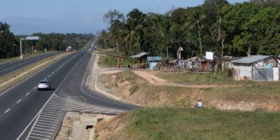 El vivir al lado de las autopistas no los ha alejado de la pobreza