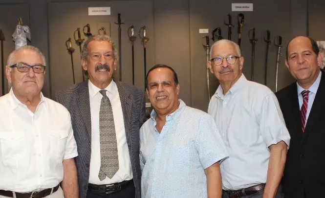 Los miembros del Museo Nacional de Historia y Geografía junto al autor.