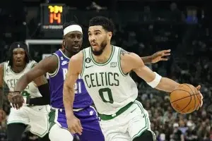 Tatum y Brown ayudan a los Celtics a demoler a los Bucks