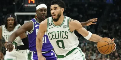 Tatum y Brown ayudan a los Celtics a demoler a los Bucks