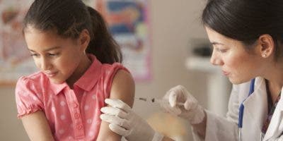 OMS: Caída de la vacunación infantil expone al mundo a más brotes epidémicos