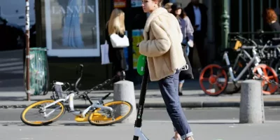 París vota a favor de prohibir los patinetes eléctricos en sus calle