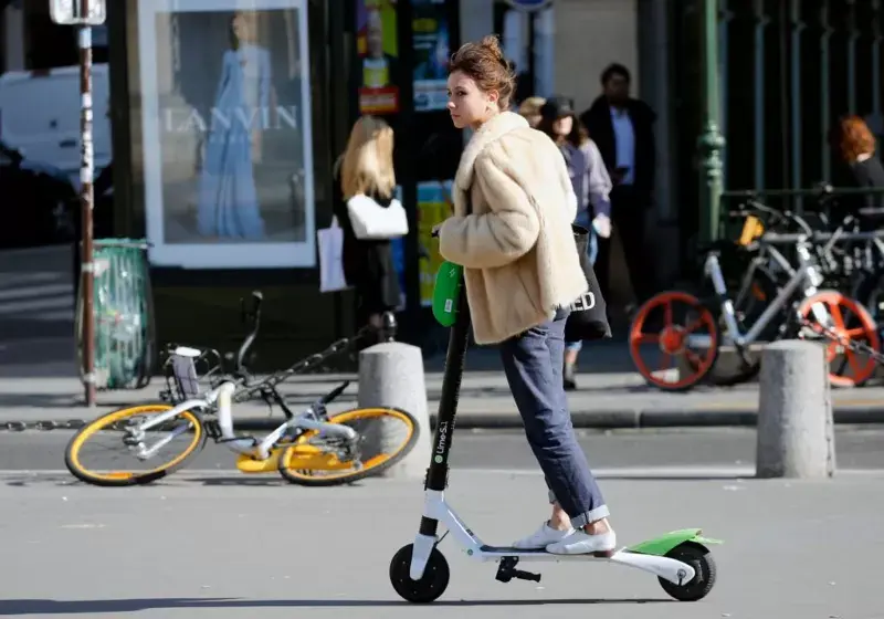 París vota a favor de prohibir los patinetes eléctricos en sus calle