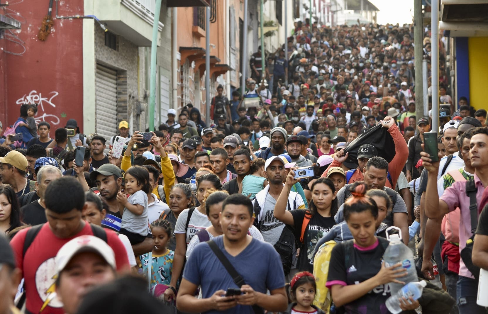 Sale viacrucis con 5 mil migrantes;  piden justicia