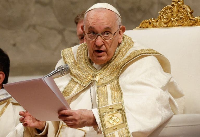 El papa pide a sanidad católica que respondan a necesidades de los excluidos