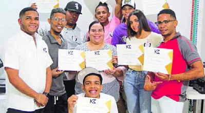 Los instructores entregan el certificado de participación a los estudiantes.