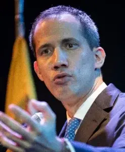 Juan Guaidó desafía justicia y sale del país hacia Colombia