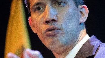 Juan Guaidó desafía justicia y sale del país hacia Colombia