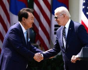 Biden y Yoon firman un plan de apoyo militar