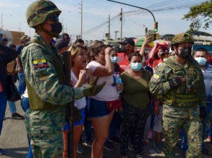 Hallan a seis presos colgados en una cárcel de Ecuador