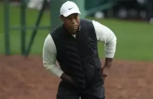 Woods sigue  de mal en peor tras lesión en Augusta