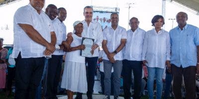 Abinader entrega 2,289 títulos de propiedad a familias de Sabana Grande de Boyá