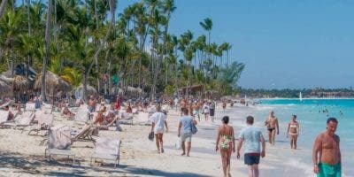 Más de 180 mil turistas visitan el país en asueto