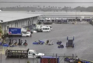 Aeropuerto internacional de zona inundada de Florida reanuda sus operaciones