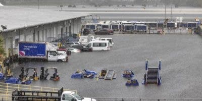 Aeropuerto internacional de zona inundada de Florida reanuda sus operaciones