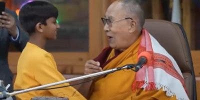 Polémico video: Dalai Lama besa y pide a niño que ‘chupe’ su lengua